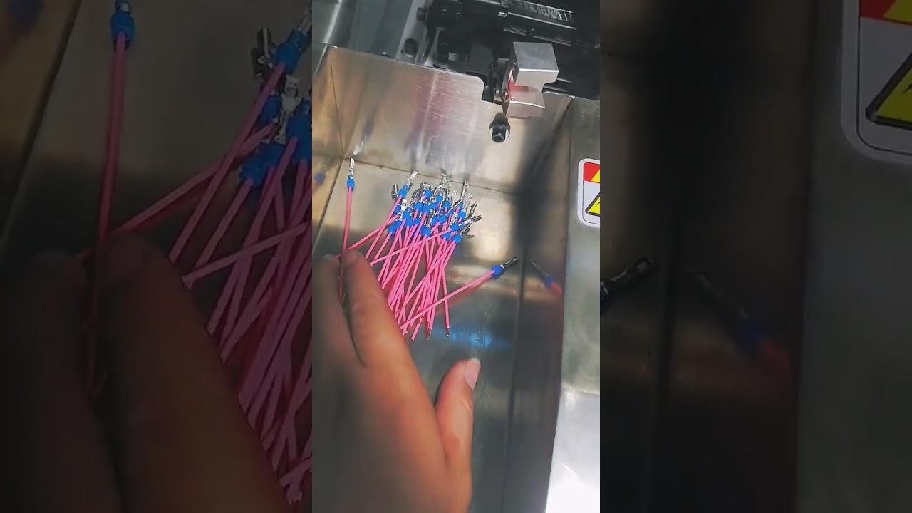 全自动防水插头穿胶壳端子机，先插后剥软线专用